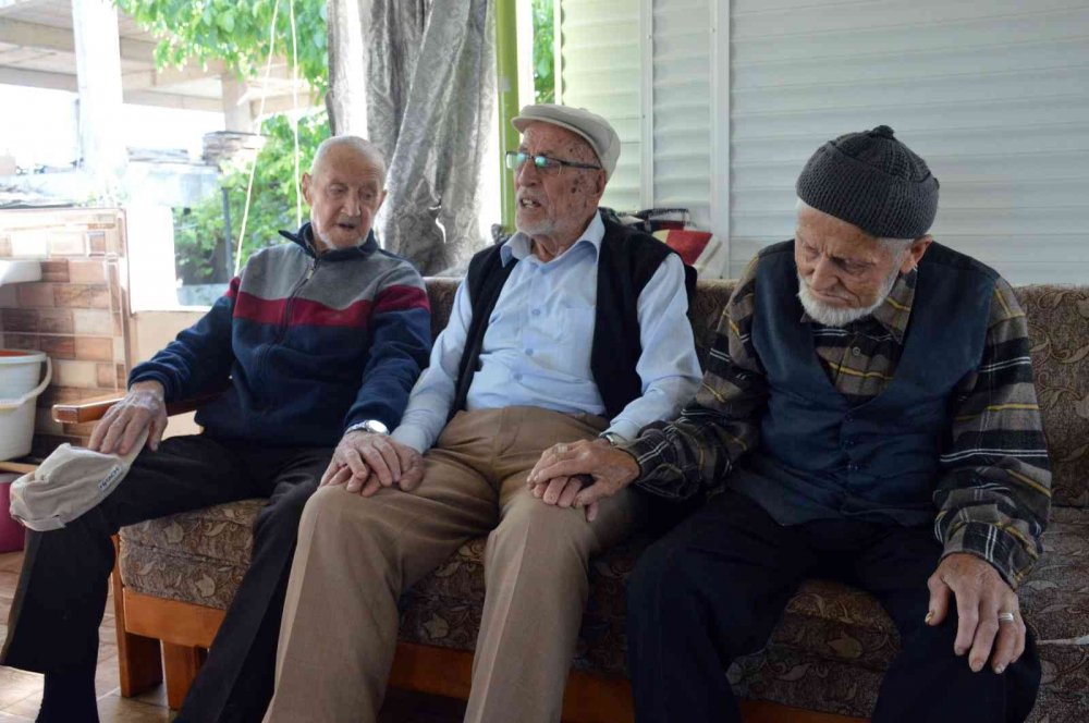 Omuz omuza çarpışan asırlık üç arkadaş yıllar sonra buluştu
