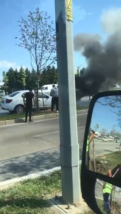 Seyir halindeki otomobil küle döndü