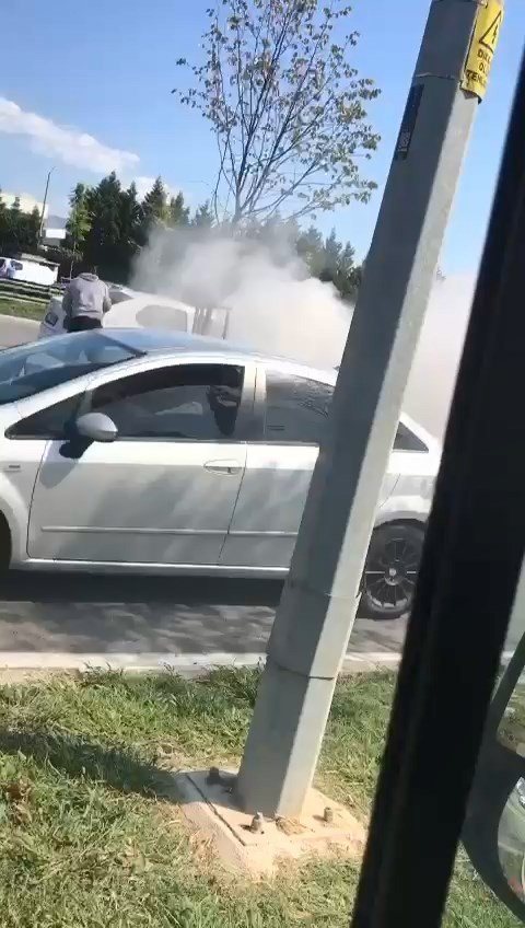 Seyir halindeki otomobil küle döndü