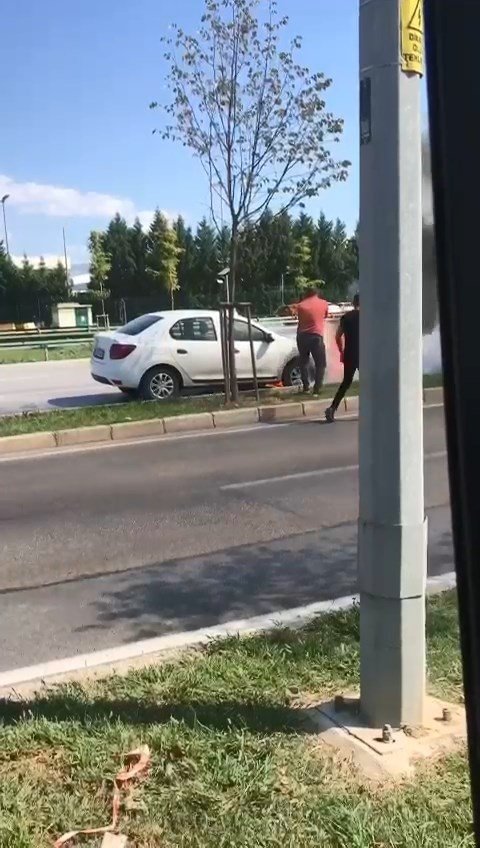 Seyir halindeki otomobil küle döndü