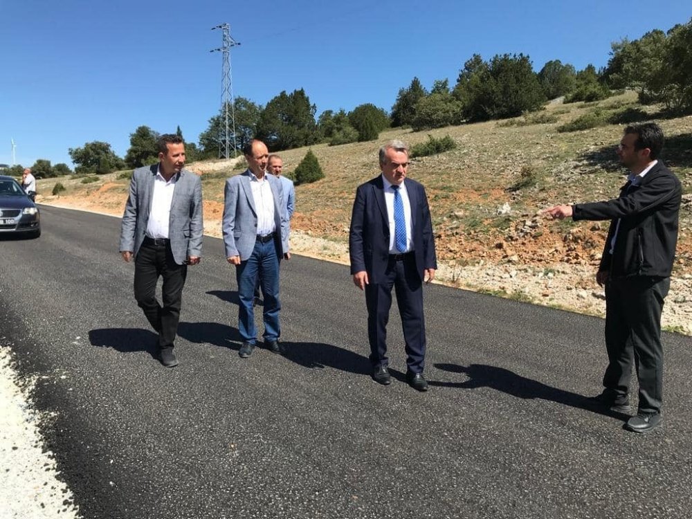 Sıcak asfalt yapılarak ulaşıma açılan yolda inceleme yaptılar