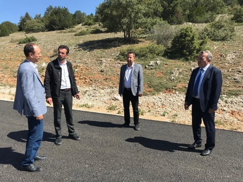 Sıcak asfalt yapılarak ulaşıma açılan yolda inceleme yaptılar