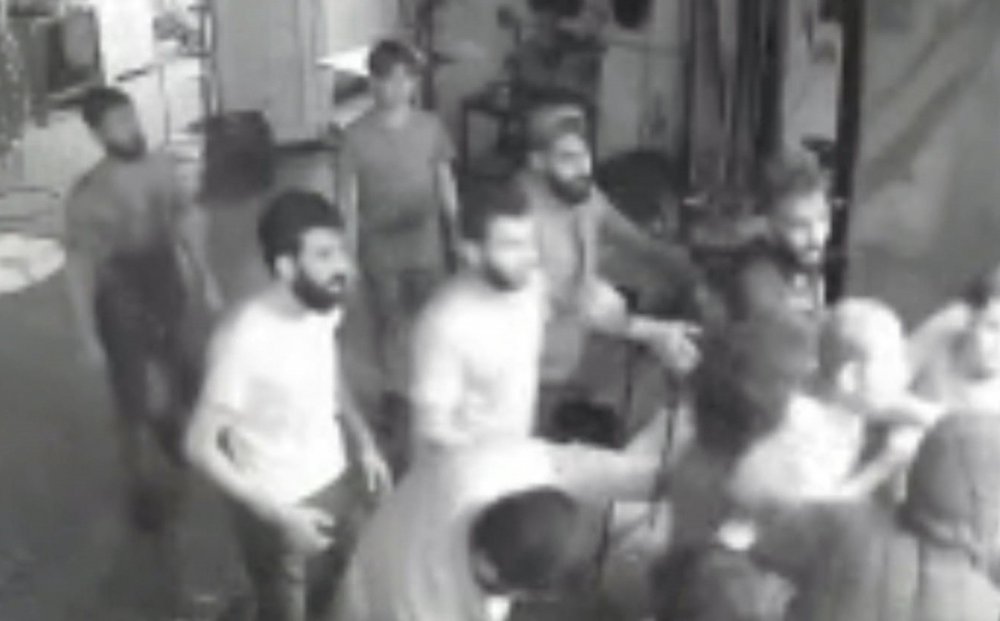 İş yerini basıp patronu ve oğlunu bıçakladı