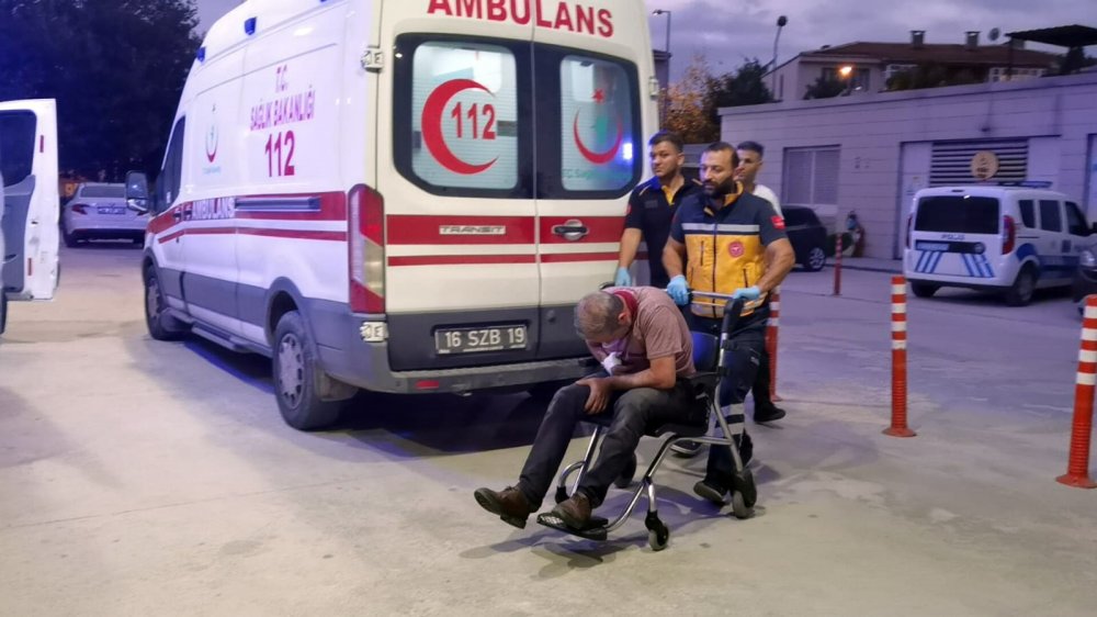 İş yerini basıp patronu ve oğlunu bıçakladı