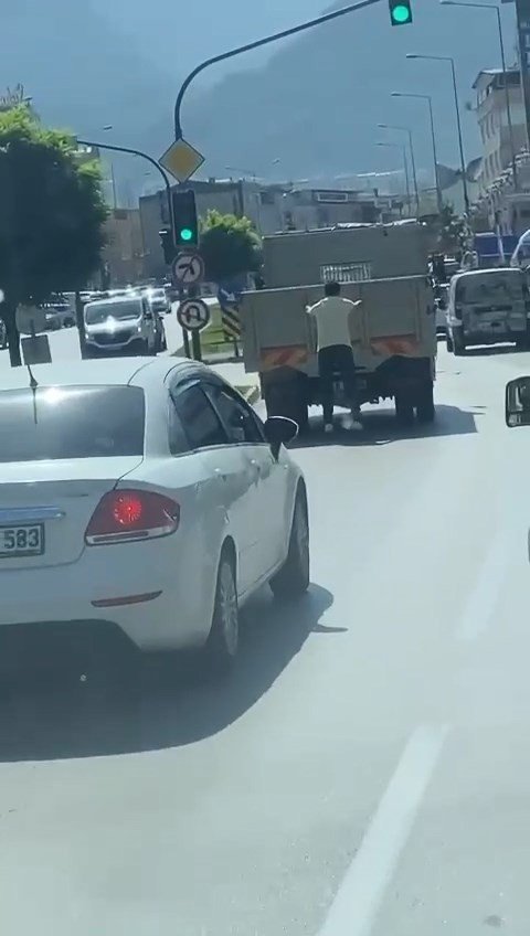 Kamyonetin arkasında patenle ölümüne yolculuk