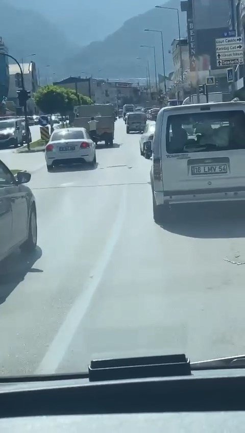 Kamyonetin arkasında patenle ölümüne yolculuk