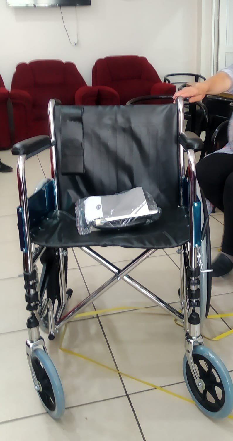 Mavi kapaklar tekerlekli sandalyeye dönüştü