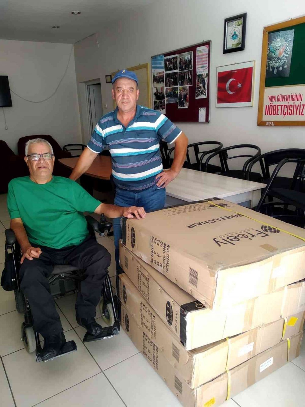 Mavi kapaklar tekerlekli sandalyeye dönüştü