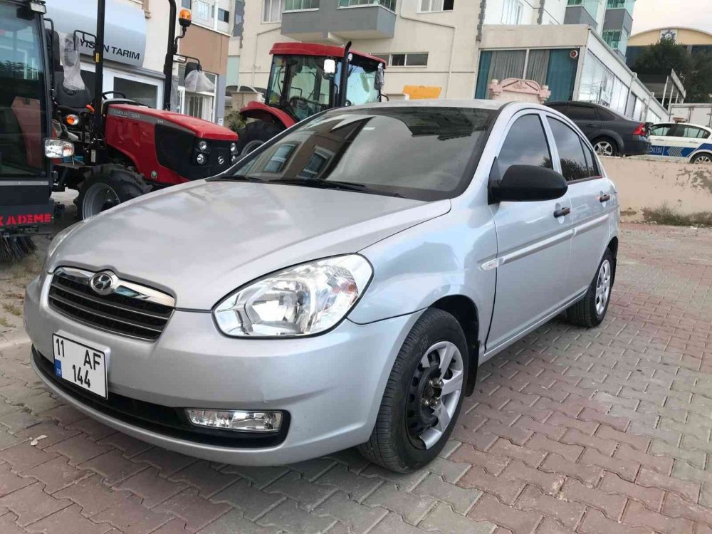 Otomobil ile motosiklet çarpıştı