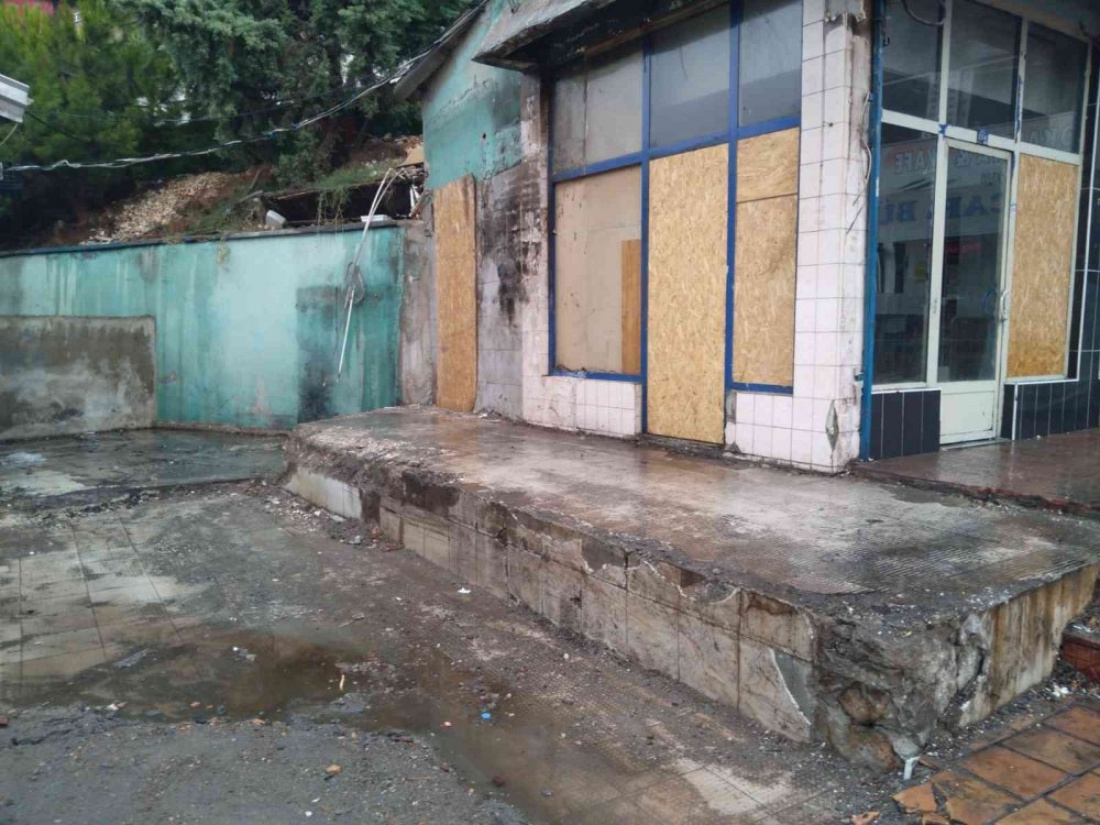 Eski otogarda günlerdir alınmayan moloz yığını temizlendi