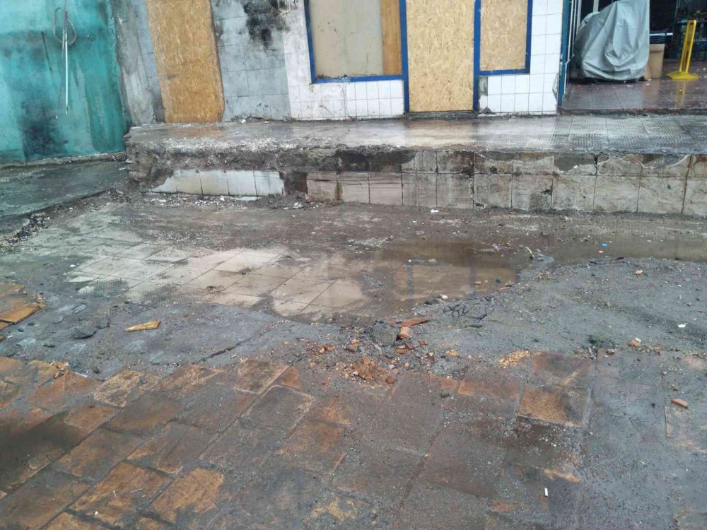 Eski otogarda günlerdir alınmayan moloz yığını temizlendi