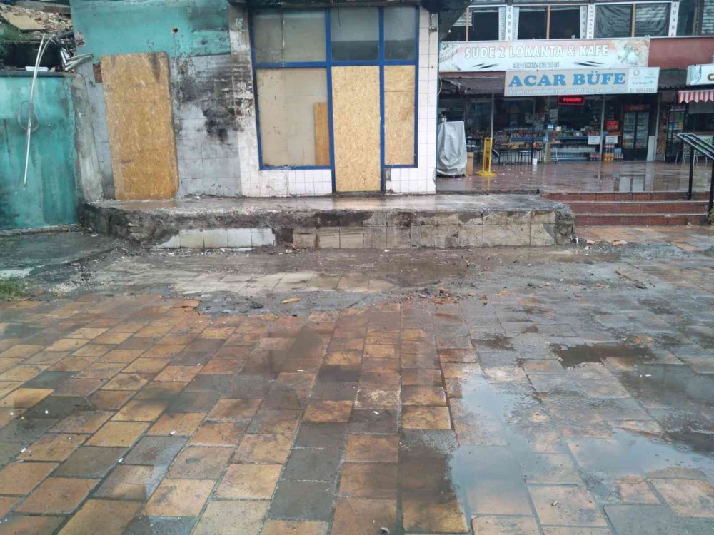 Eski otogarda günlerdir alınmayan moloz yığını temizlendi