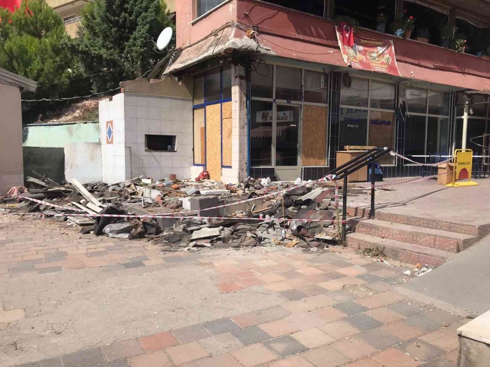 Eski otogarda günlerdir alınmayan moloz yığını temizlendi