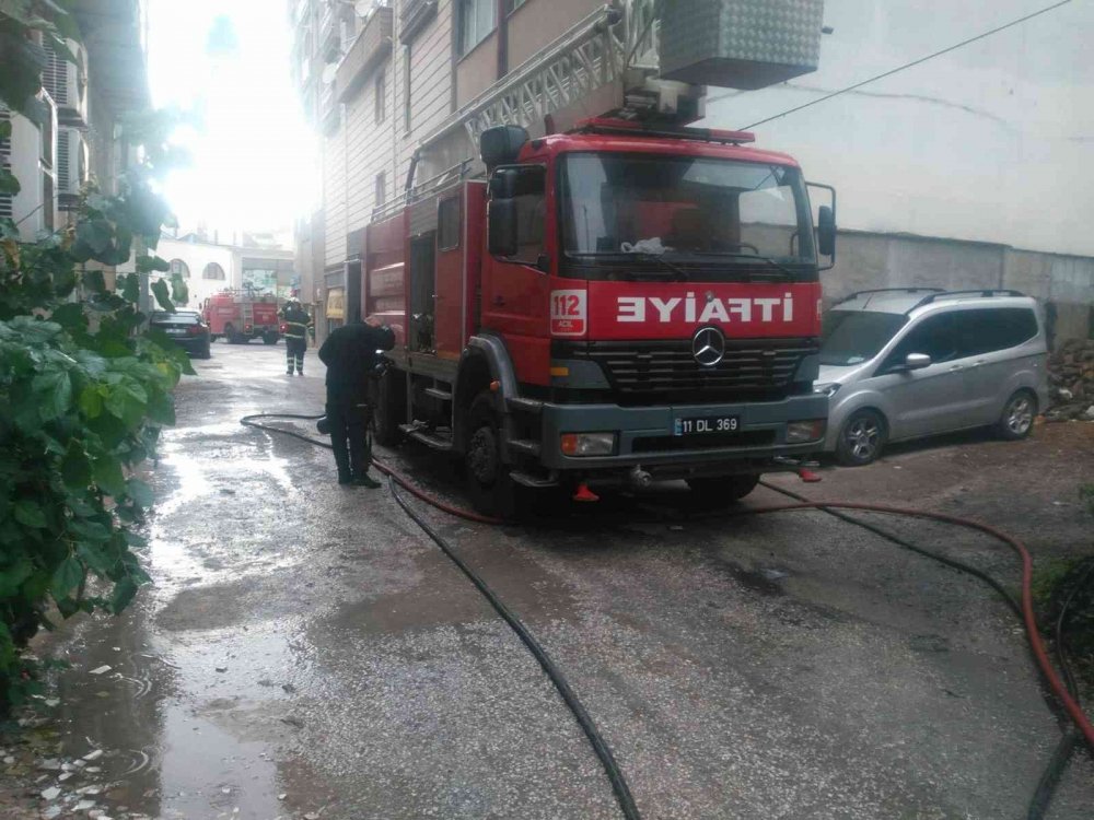 2 katlı iş yeri çıkan yangında kullanılamaz hale geldi