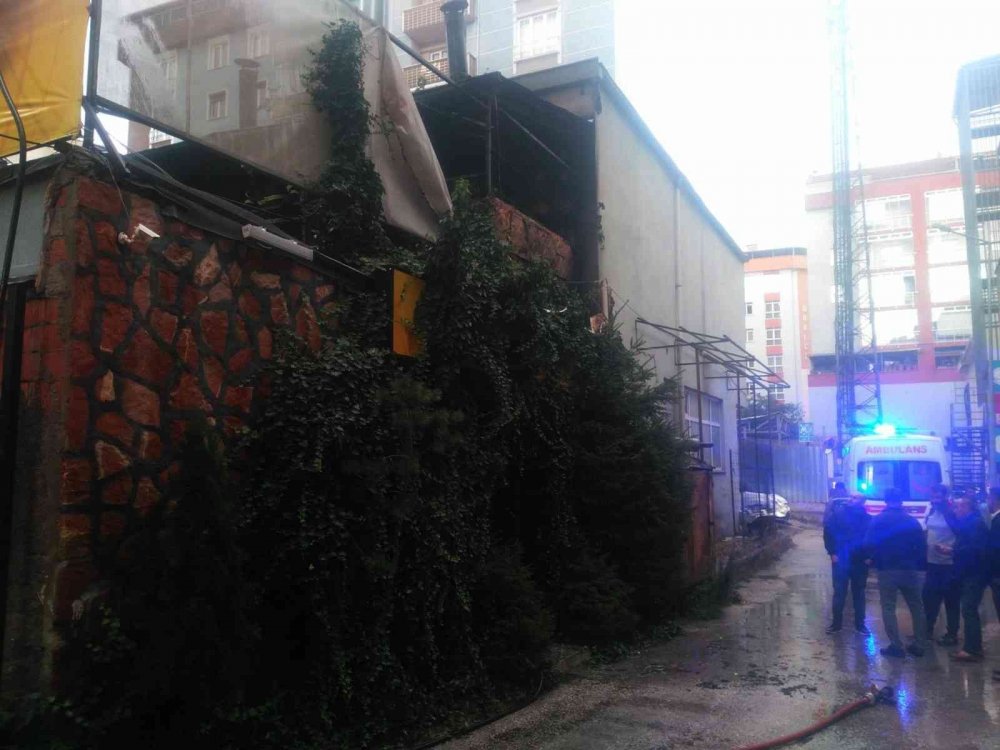 2 katlı iş yeri çıkan yangında kullanılamaz hale geldi
