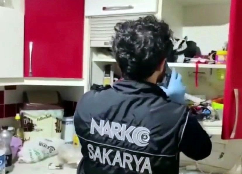 Evin bodrum katına kurduğu özel odalarda uyuşturucu üretiyordu, tutuklandı