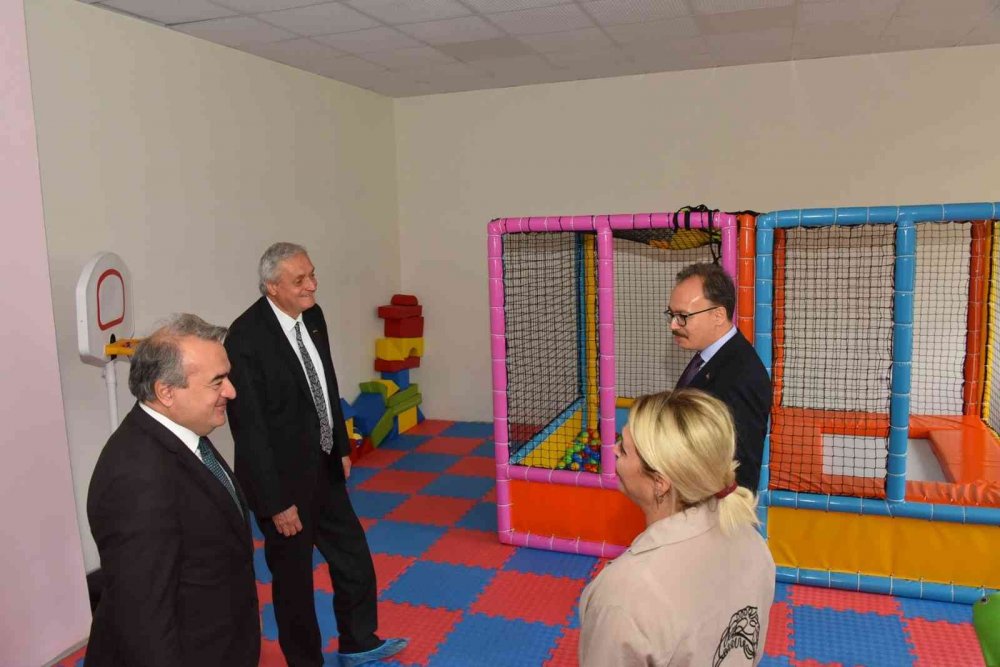 Vali Kızılkaya, Bozüyük Belediyesi Gündüz Çocuk Oyun ve Bakım Evi’ni ziyaret etti