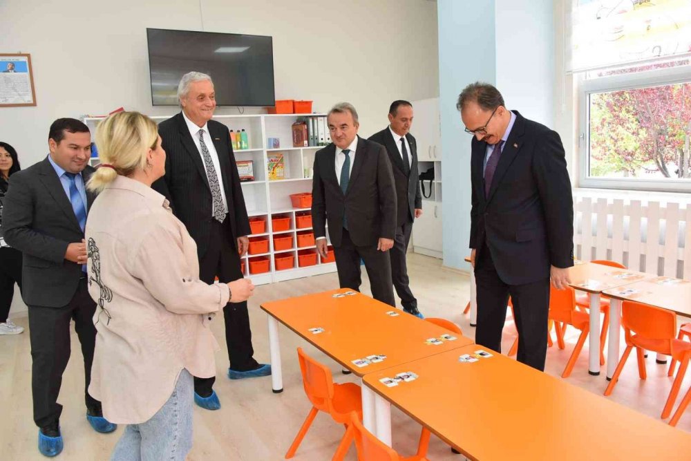 Vali Kızılkaya, Bozüyük Belediyesi Gündüz Çocuk Oyun ve Bakım Evi’ni ziyaret etti