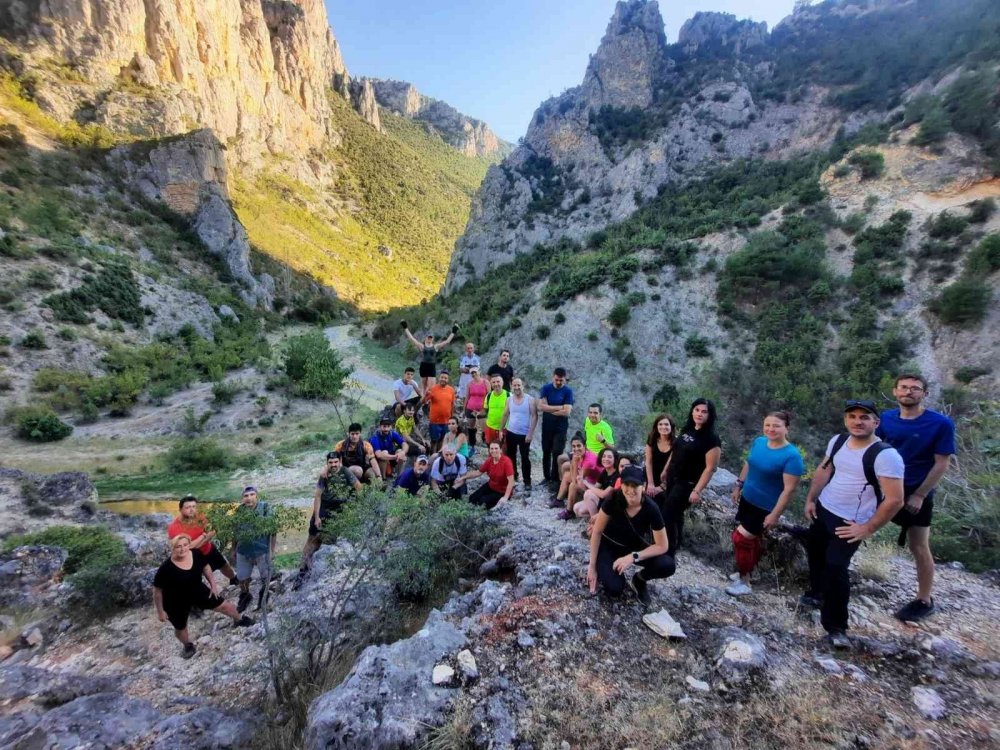 Doğa tutkunları 8 kilometrelik kanyon yürüyüşünde doyasıya eğlendi