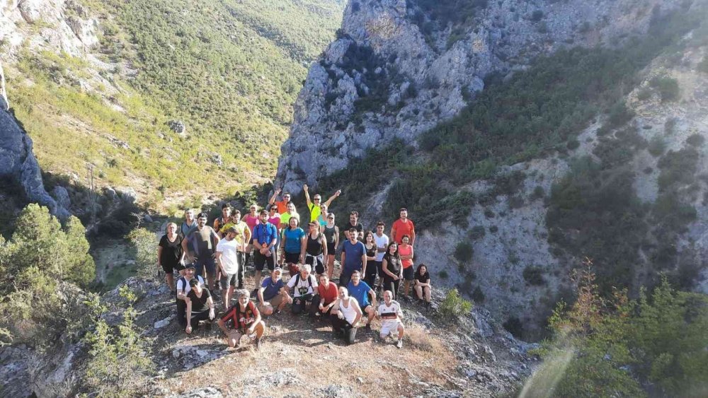 Doğa tutkunları 8 kilometrelik kanyon yürüyüşünde doyasıya eğlendi