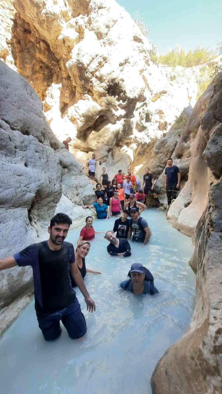 Doğa tutkunları 8 kilometrelik kanyon yürüyüşünde doyasıya eğlendi