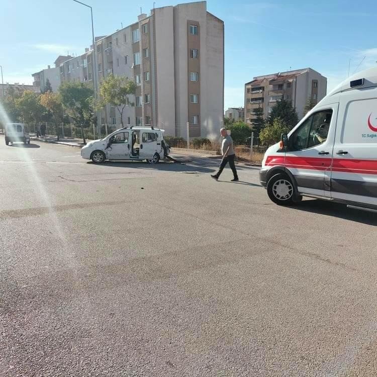 Ehliyetsiz sürücü kullandığı araçla kaza yaparak yaralandı