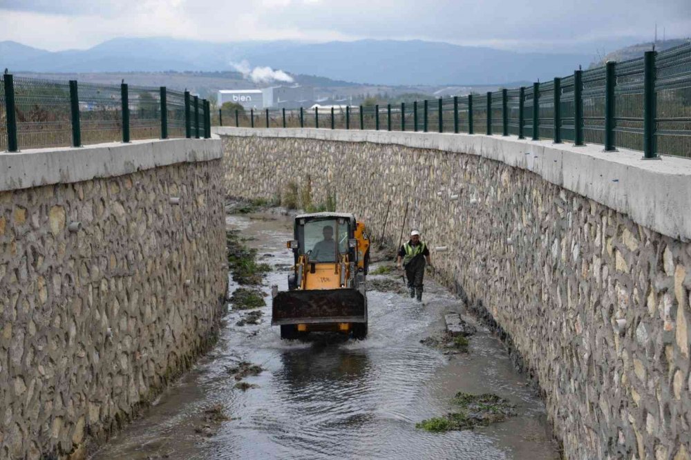 Bozüyük’te kanal temizliği