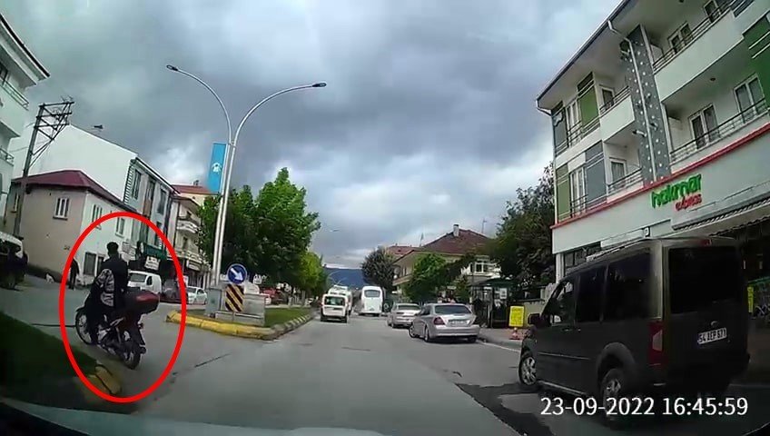 Tek teker giden motorcu tehlike saçtı, o anlar araç kamerasında