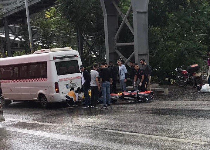Kontrolden çıkan motosiklet minibüse çarptı, sürücüsü yaralandı