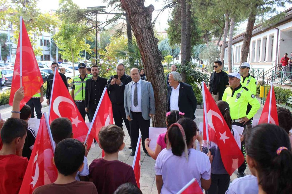 Osmaneli’nde ’Yayalara Öncelik Duruşu, Hayata Saygı Duruşu’ uygulaması
