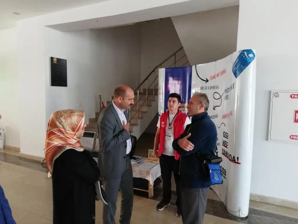Üniversite öğrencilerini gar ve terminalde karşıladılar