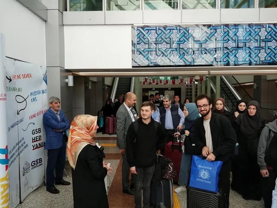 Üniversite öğrencilerini gar ve terminalde karşıladılar