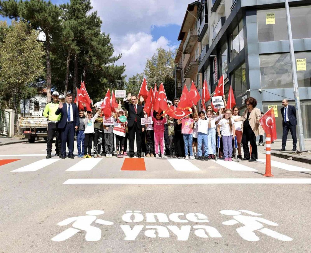 Bilecik’te yaya geçitleri kırmızıya boyandı