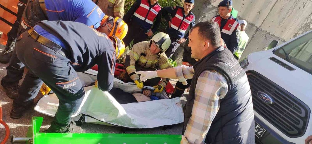 Tır viyadükten dereye uçtu: 1 ölü 1 ağır yaralı