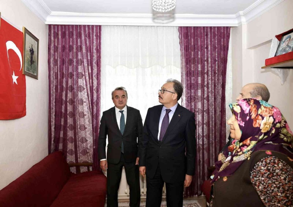 Vali Kızılkaya şehit ailesini ziyaret etti