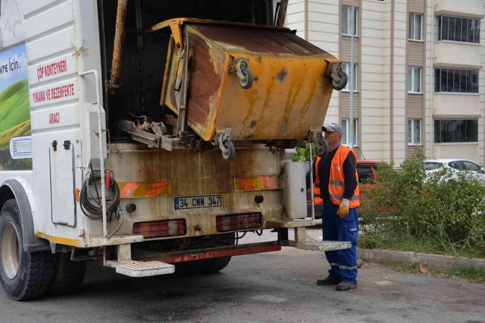 Çöp konteynerleri yıkanarak temizleniyor