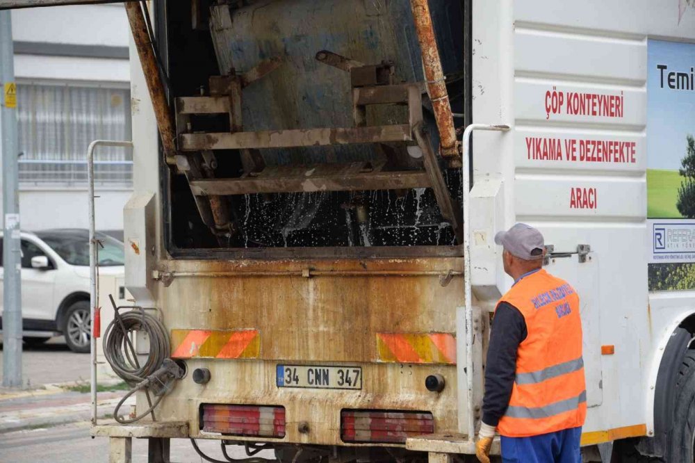Çöp konteynerleri yıkanarak temizleniyor