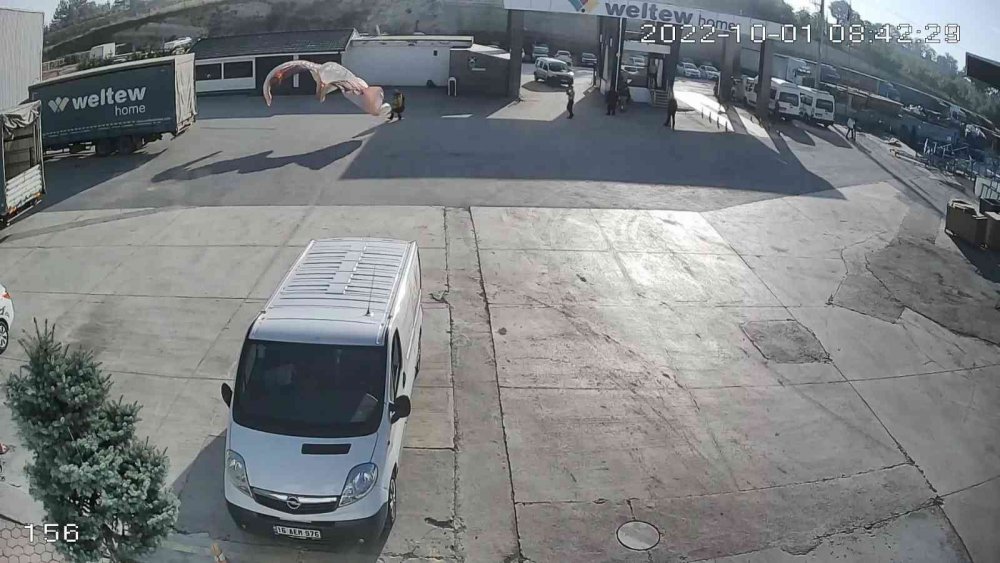 İşyerine paraşütle indi
