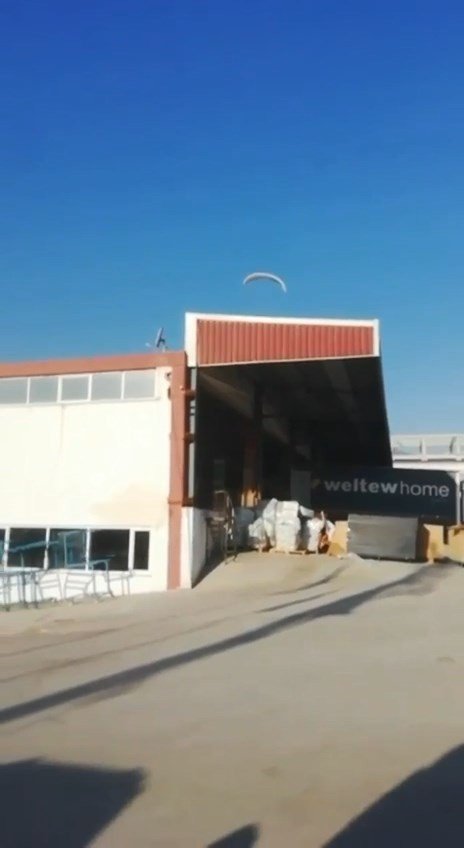 İşyerine paraşütle indi