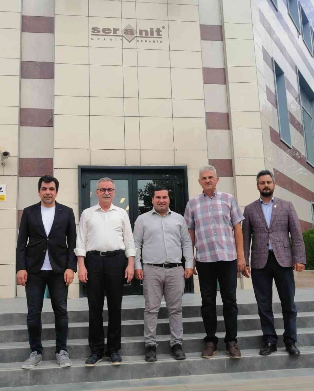 Müdür Akyol, eğitime destek için fabrikaları gezdi