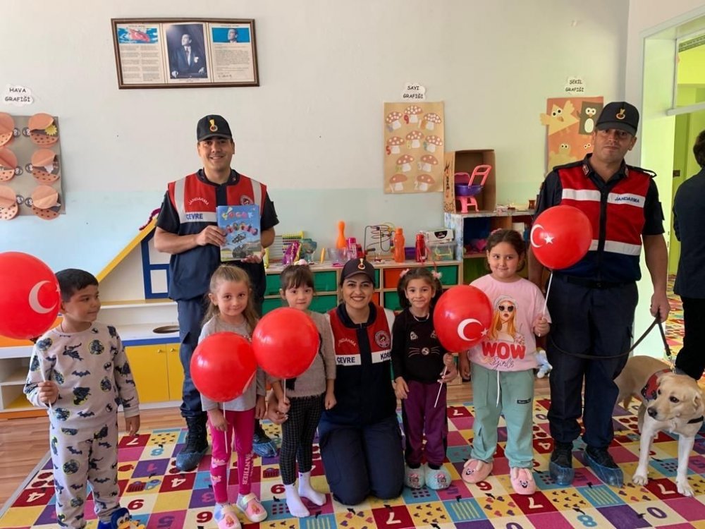 Jandarma köpeği ’Yazgan’a çocuklardan büyük ilgi