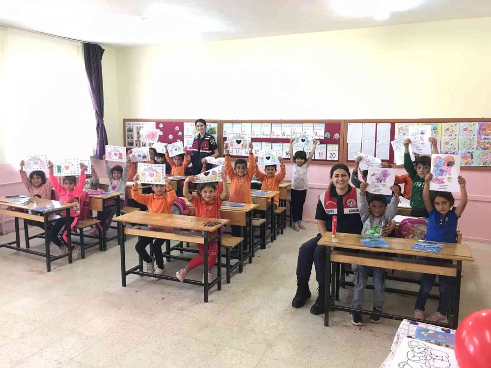 Jandarma köpeği ’Yazgan’a çocuklardan büyük ilgi