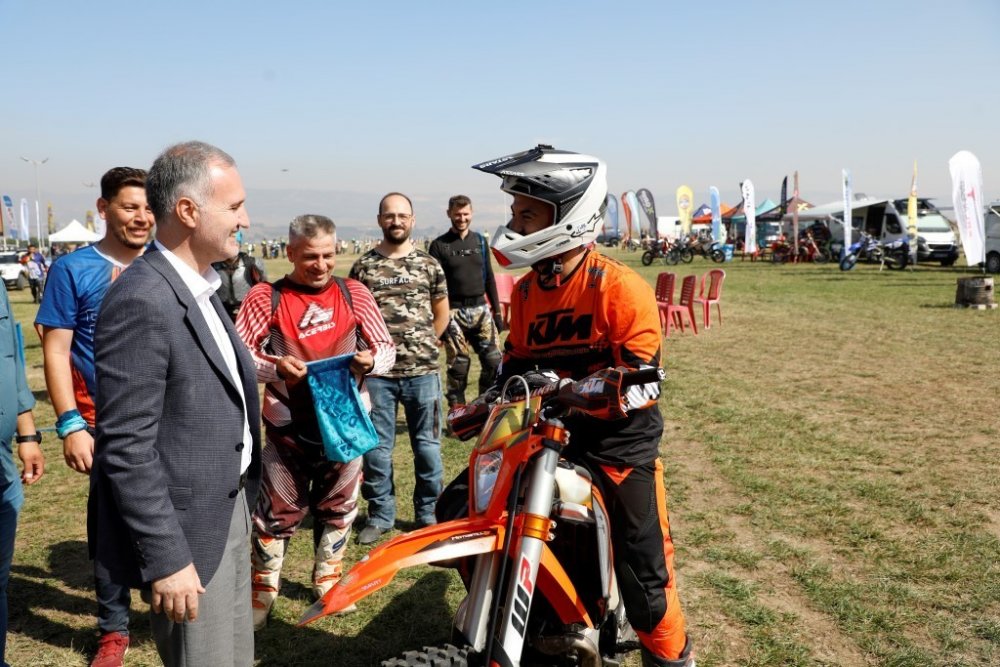 Motocross şov nefesleri kesti
