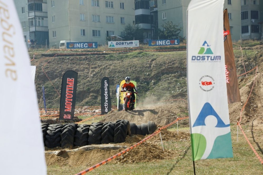 Motocross şov nefesleri kesti