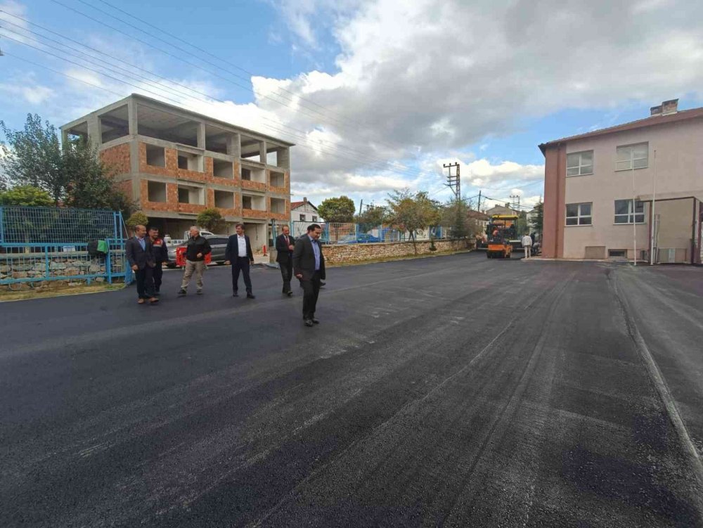 Pazaryeri İlkokulu’nun bahçesi sıcak asfalt ile kaplandı