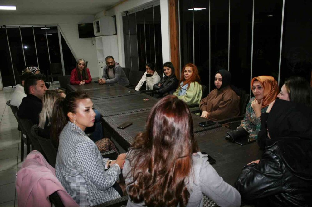 Bozüyük’te bayan kuaför işletmecileri kendi aralarında toplantı yaptı