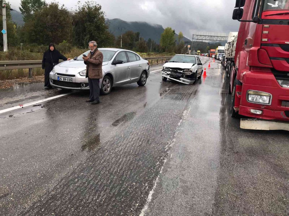 Pazaryeri kavşağında peş peşe kaza