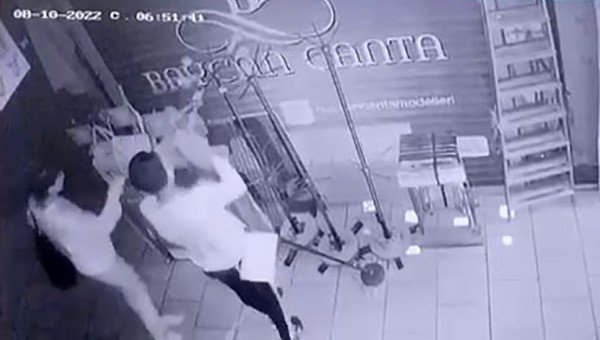 Satışı yapılan askıdaki çantaları böyle çaldılar