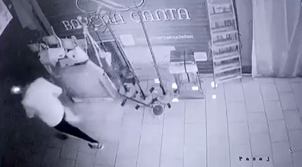 Satışı yapılan askıdaki çantaları böyle çaldılar