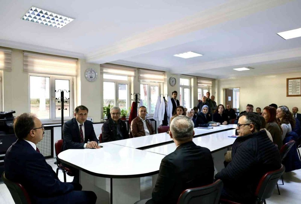 Vali Kızılkaya, bayrak törenine katıldı